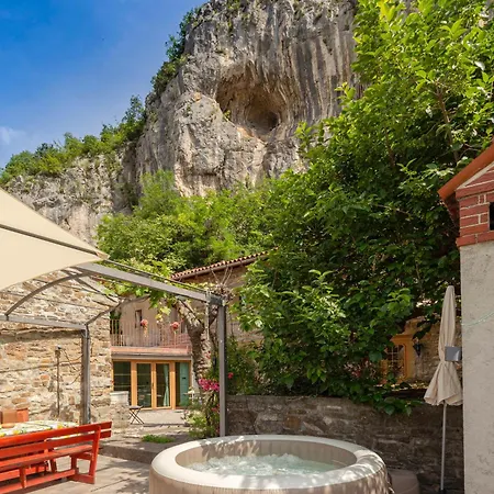 Under The Rock House In Osp With Hot Tub Apartment Exterior photo