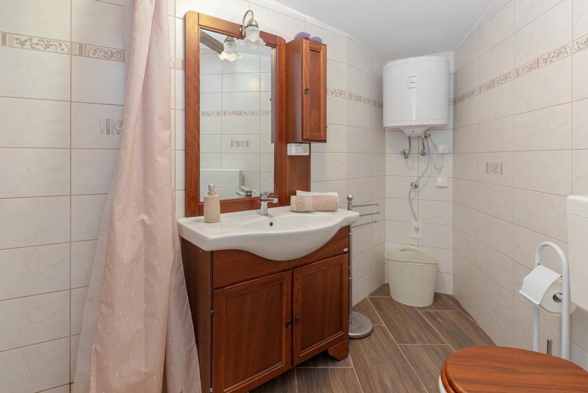 Under The Rock House In With Hot Tub Apartment *