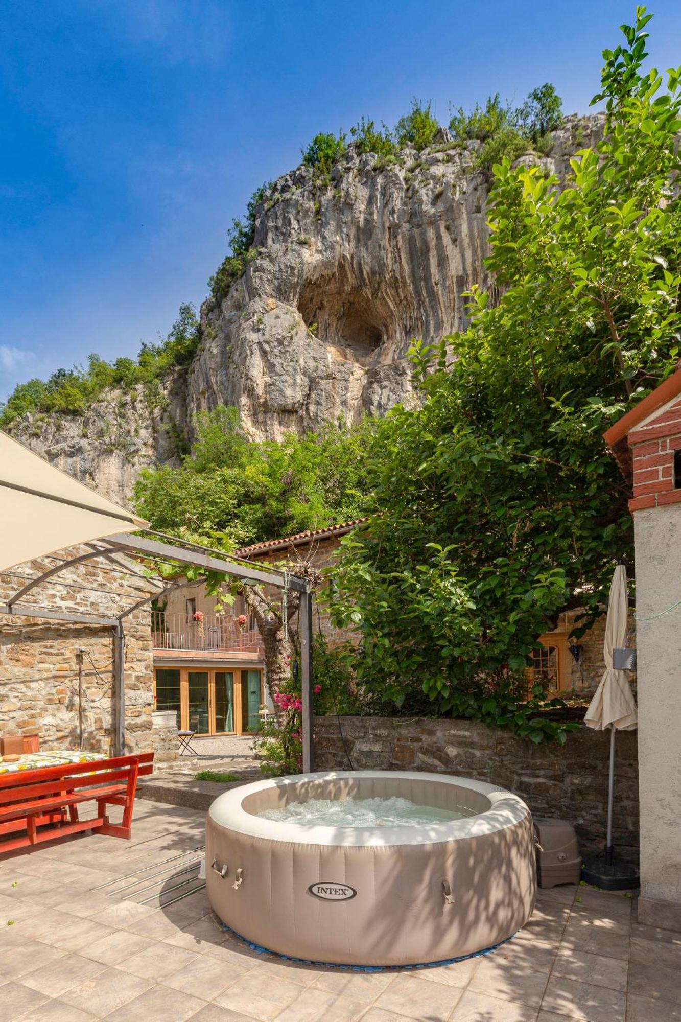 Apartment Under The Rock House In With Hot Tub