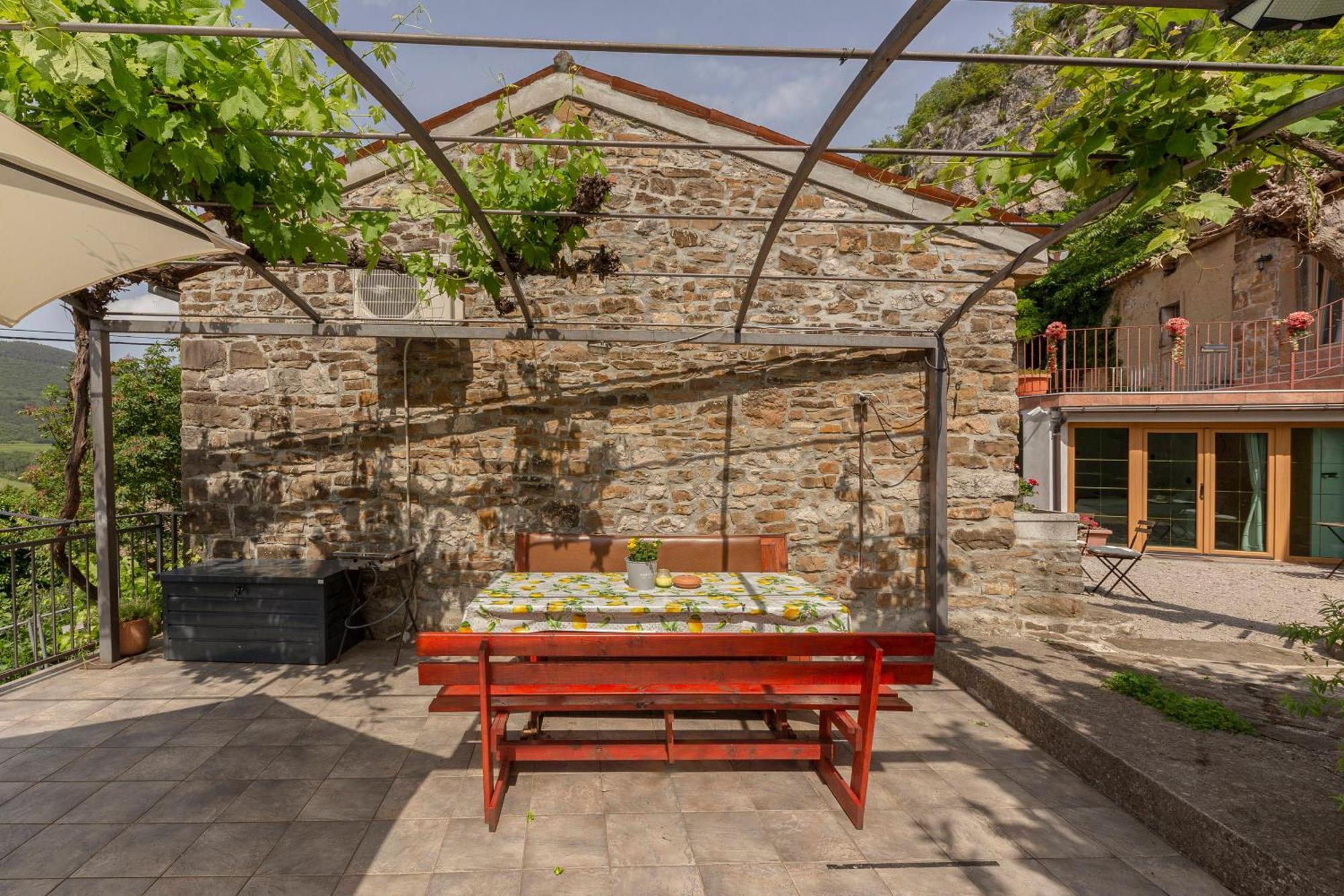 Under The Rock House In With Hot Tub Apartment *