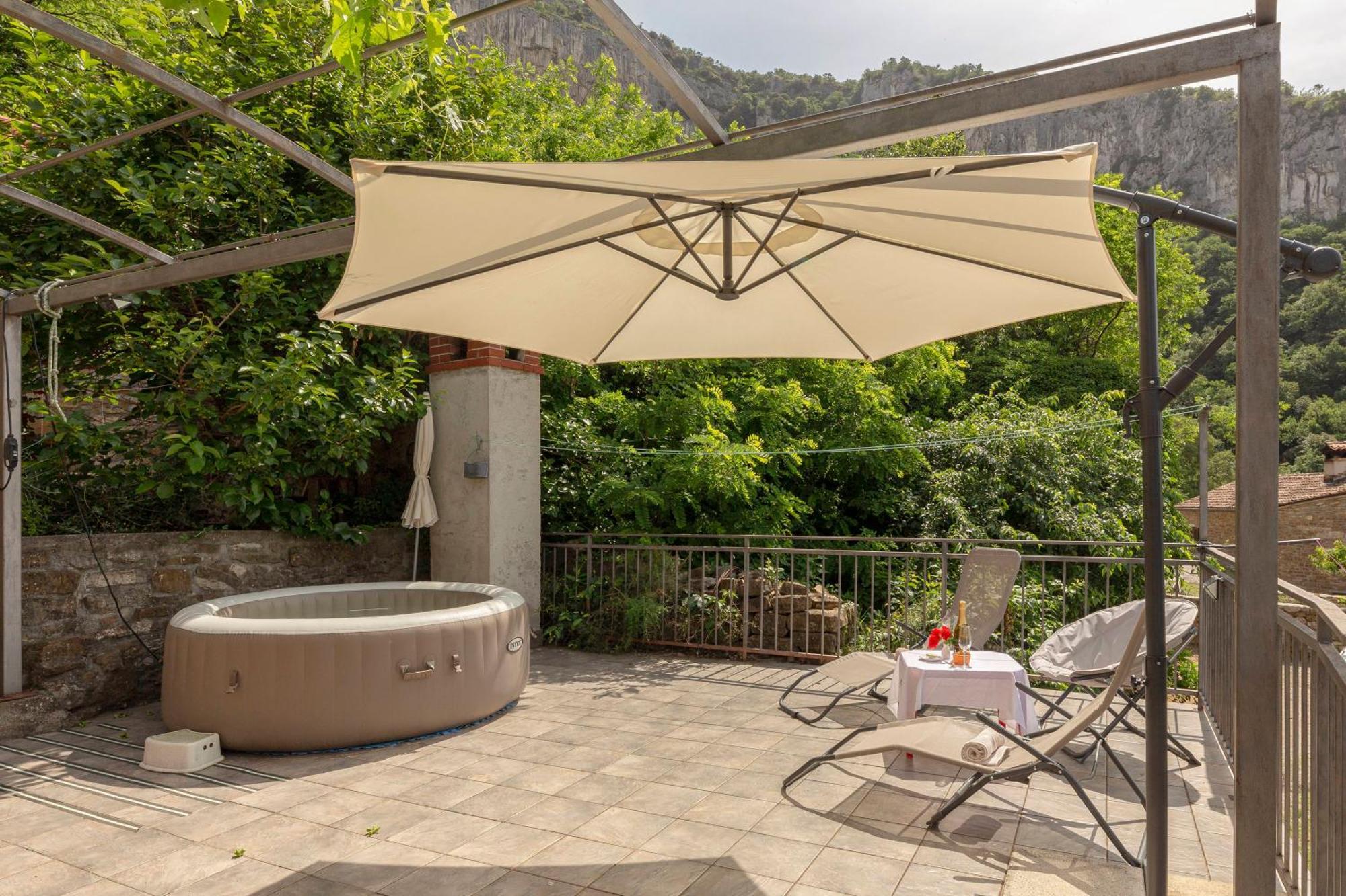 Apartment Under The Rock House In With Hot Tub Osp